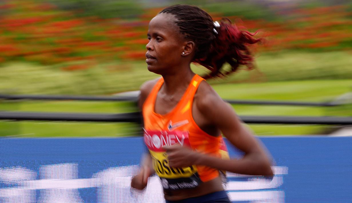 Brigid Kosgei dari Kenya berlari selama ajang London Marathon ke-40 kategori elit putri di London, Inggris, Minggu (4/10/2020). Juara bertahan Brigid Kosgei meraih kemenangan dalam dua jam 18,58 menit. (JOHN SIBLEY / POOL / AFP)