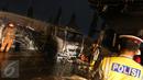 Petugas berusaha memadamkan api yang membakar truk tangki Pertamina di SPBU depan Asrama Haji, Jakarta, Jumat (18/12) dini hari. Peristiwa yang menghanguskan bangunan SPBU itu belum dapat diketahui penyebabnya. (Liputan6.com/Herman Zakharia)