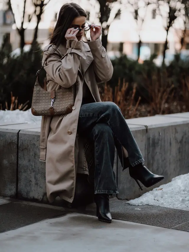 Ilustrasi trench coat sebagai fashion item utama yang dipadukan dengan celana lurus dan atasan simpel.