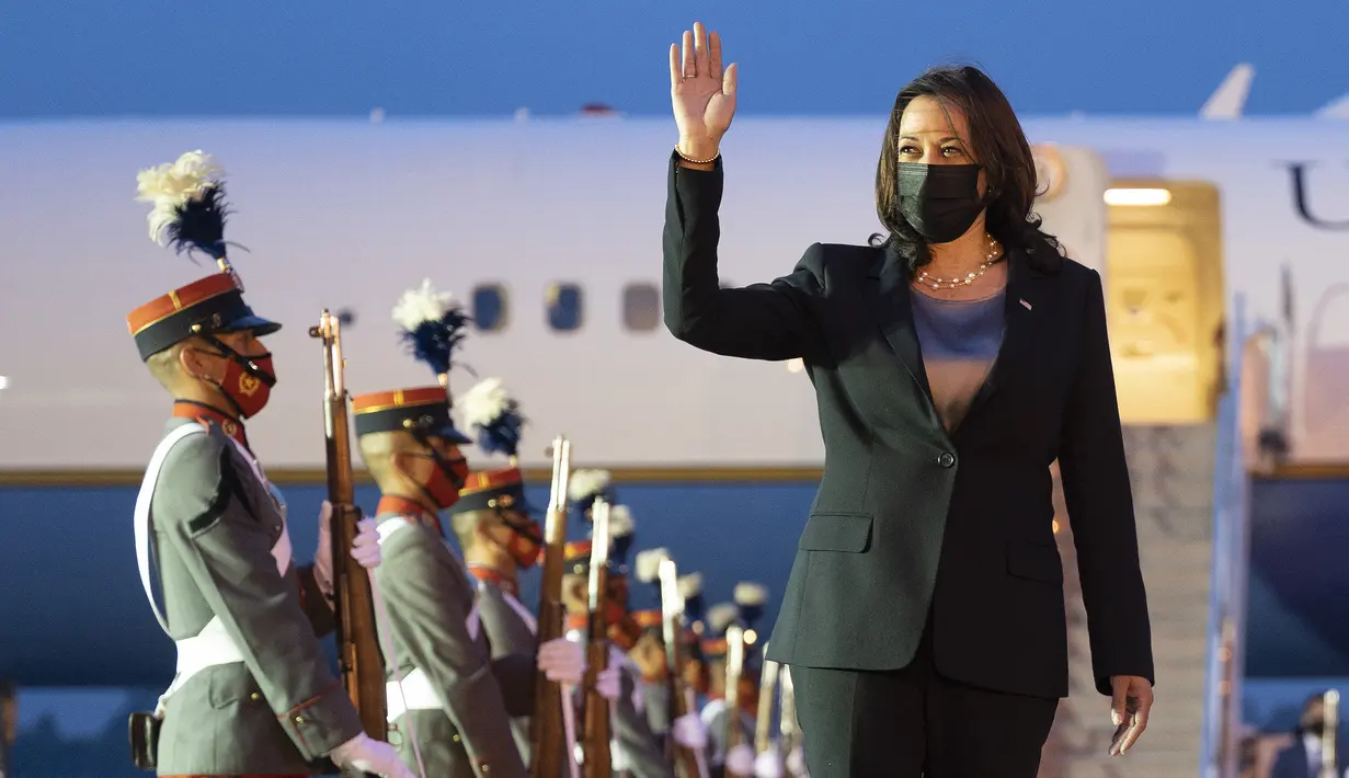 Wakil Presiden AS Kamala Harris melambaikan tangan setibanya di Pangkalan Angkatan Angkatan Udara di Guatemala City, Minggu (6/6/2021). Kamala Harris tiba di Guatemala, dalam perjalanan luar negeri pertamanya ke Amerika Latin, untuk mengatasi masalah lonjakan pengungsi di sana. (JIM WATSON / AFP)