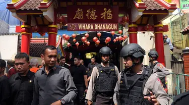 Jelang kedatangan Presiden Joko Widodo, aparat keamanan melakukan sterilisasi di Vihara Dhanagun, Bogor, Jawa Barat, Kamis (5/3/2015). Presiden Jokowi akan membuka pesta rakyat Kota Bogor dalam rangka perayaan Cap Go Meh. (Liputan6.com/Helmi Fithriansyah)