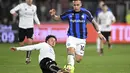 <p>Penyerang Inter Milan, Lautaro Martinez membawa bola dari kawalan pemain Spezia, Ethan Ampadu pada pertandingan lanjutan Liga Serie A Italia di Stadion Alberto Picco di La Spezia, Italia, Sabtu (11/3/2023). Kemenangan ini membuat Spezia kini beraada di urutan ke-17 dengan 24 poin. (Tano Pecoraro./LaPresse via AP)</p>