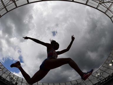 Aksi pelari asal Kuba, Liadagmis Povea saat berlaga pada cabang Lompat Jangkit wanita IAAF World Championships 2017  di London Stadium, London, (5/8/2017). (AFP/Andrej Isakovic)