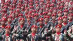 Prajurit TNI berbaris saat melakukan gladi resik HUT TNI ke-72 di Cilegon, Banten, Selasa (3/10). Gladi resik tersebut untuk memperingati HUT TNI ke-72 yang dilaksanakan tanggal 5 Oktober. (Liputan6.com/Angga Yuniar)