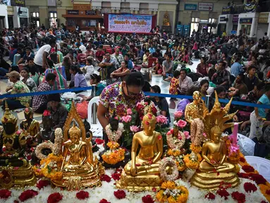 Penumpang menunggu di stasiun kereta api pusat Hua Lampong, sehari sebelum Songkran Festival, atau Tahun Baru Thailand, di Bangkok (12/4). Festival tahun baru Buddha resmi dimulai 13 April dan berlangsung selama tiga hari. (AFP Photo/Lillian Suwanrumpha)