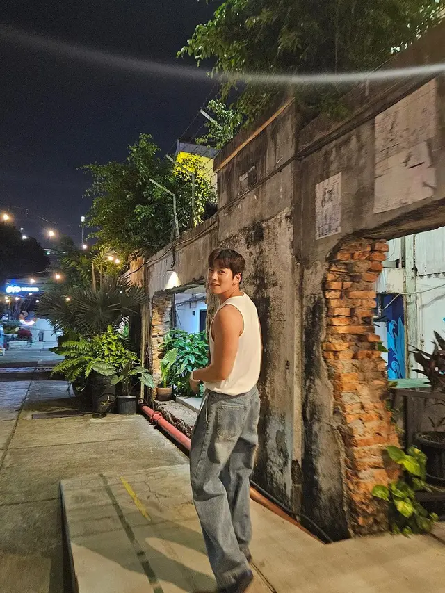 6 Gaya Ji Chang Wook Terkena Angin Jakarta, Melokal Main ke Blok M Pakai Kutang