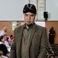 Musisi Ahmad Dhani hadir dalam lanjutan kasus ujaran kebencian di PN Jakarta Selatan, Senin (17/9). Dhani tampak mengenakan blangkon saat menjalani sidang. (Liputan6.com/Faizal Fanani)