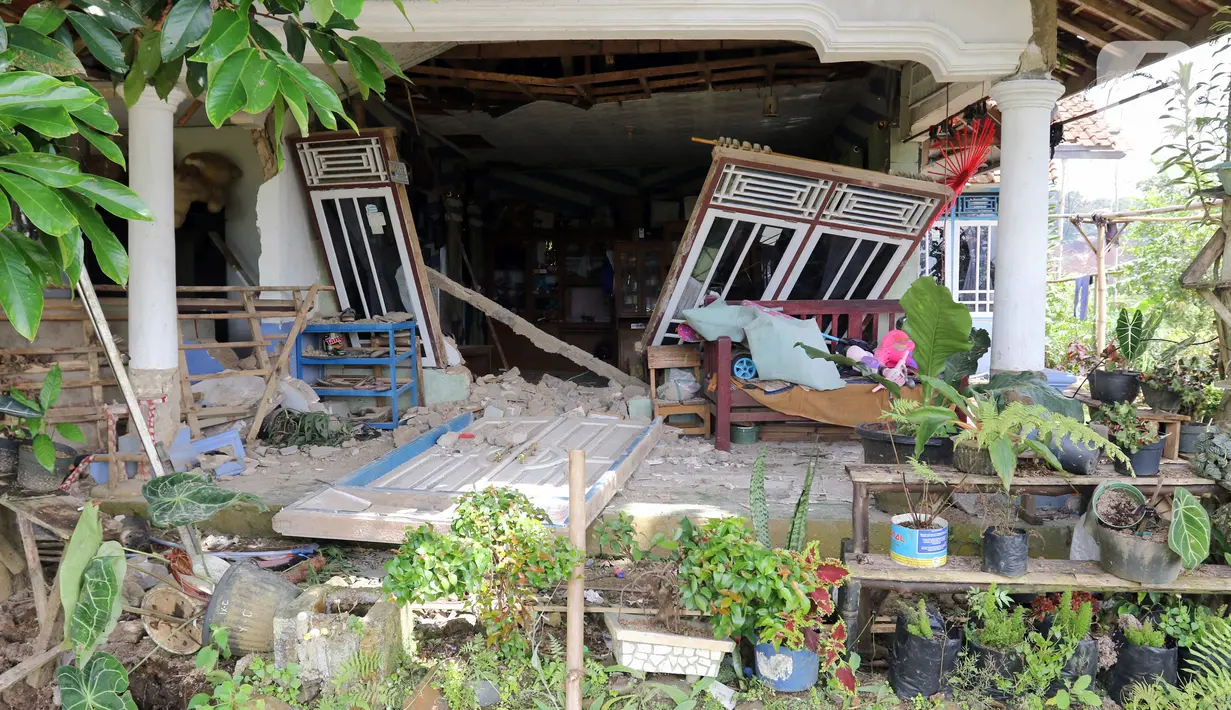 Kondisi rumah warga yang rusak akibat gempa di Desa Sarampad, Kabupaten Cianjur, Jawa Barat, Selasa (22/11/2022). Kerusakan akibat gempa membuat kendaraan tidak bisa melintas untuk membawa bantuan bagi warga terdampak. (Liputan6.com/Herman Zakharia)