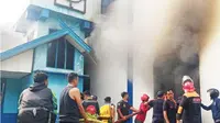 Kebakaran hebat melalap gedung studio Televisi Republik Indonesia (TVRI) Kalteng yang berlokasi di Jalan Yos Sudarso Kota Palangka Raya, Rabu (15/6/2022). (Liputan6.com/ Istimewa)