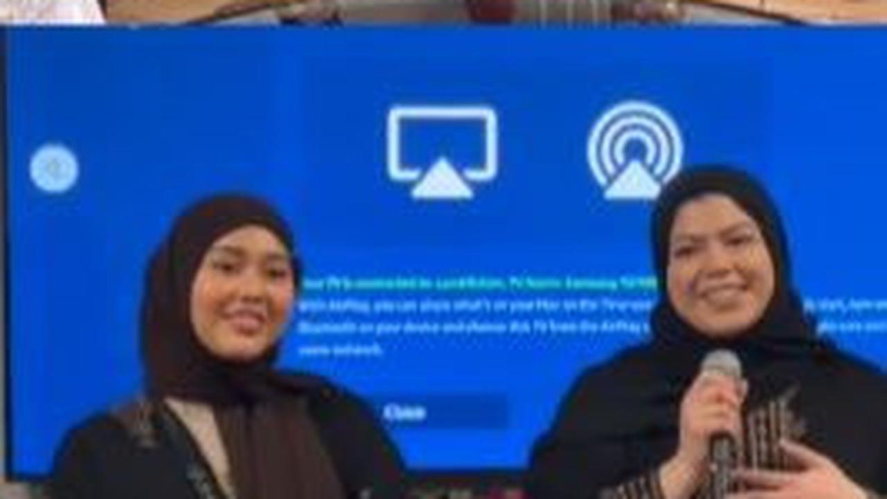 Para muslim tersebut nampak antusias saat melangsungkan acara bersama di sebuah ruangan tertutup.