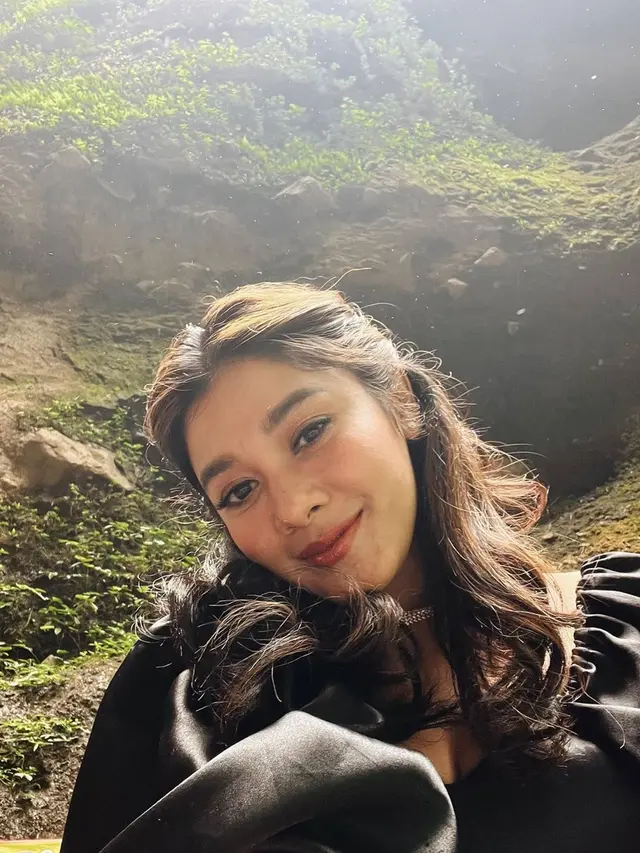 Tampil Menawan Pakai Gaun Hitam, Ini Potret Naysilla Mirdad di Bawah Air Terjun