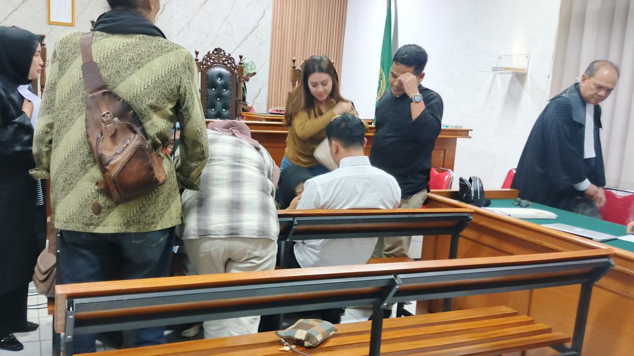 Isak Tangis Pecah saat Dua Terdakwa Kasus Bandung Zoo Dituntut 15 Tahun Penjara