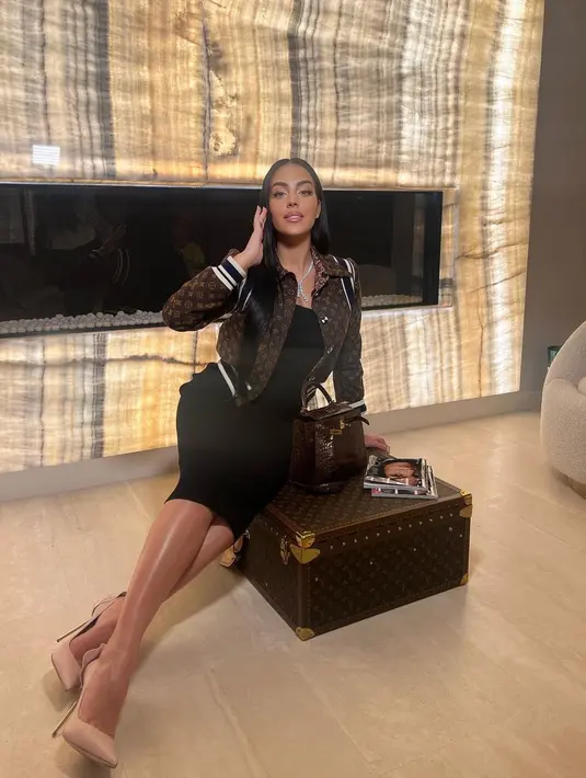 Sebagai kekasih pemain sepak bola ternama, Georgina dikenal dengan gayanya yang sensual [@georginagio]