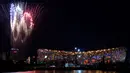 Pemandangan umum kembang api dalam bentuk Cincin Olimpiade menerangi langit di atas Stadion Nasional, yang dikenal sebagai Stadion Bird's Nest, selama upacara pembukaan Olimpiade Musim Dingin Beijing 2022 di Beijing, pada 4 Februari 2022. (AFP/Sebastian Bozon)