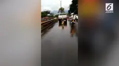 Rekaman menunjukkan seekor anjing yang dibuang terus mengejar sang majikan.