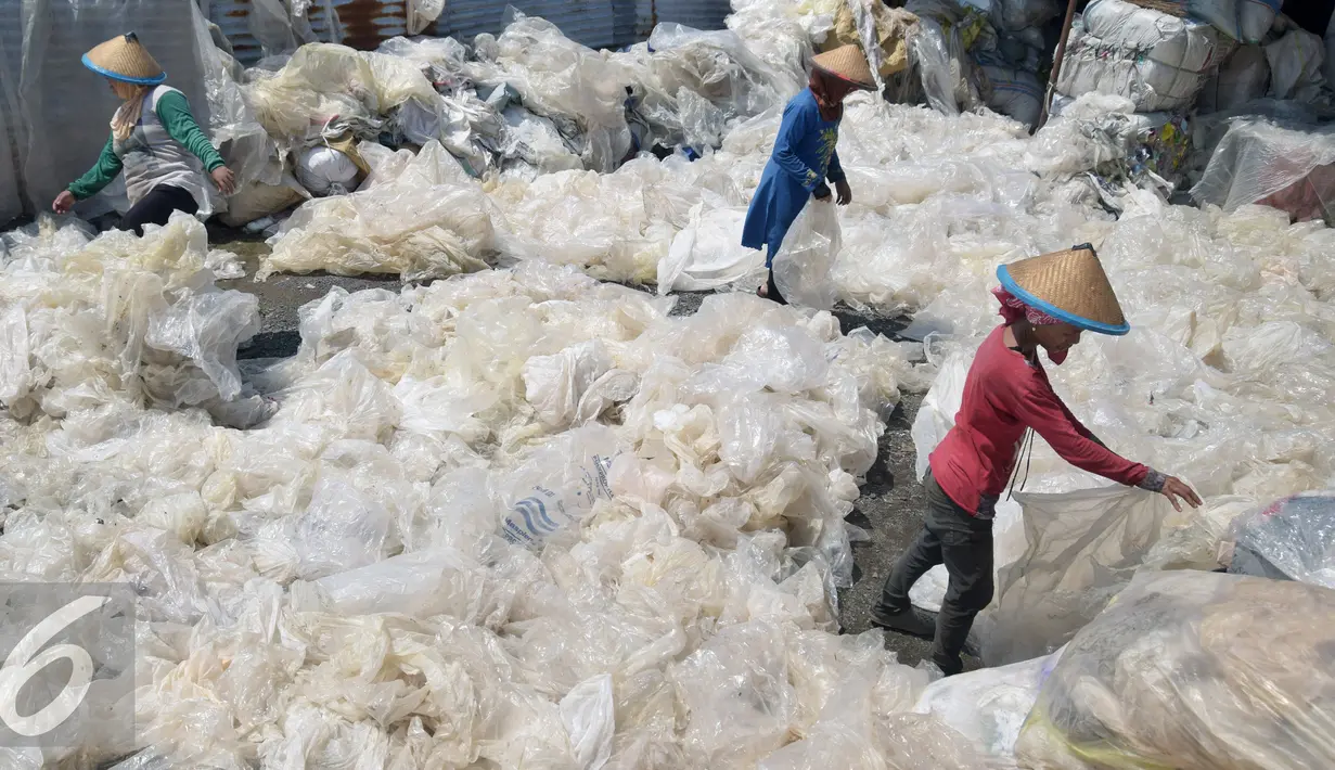 Sejumlah pekerja memilah sampah plastik sebelum proses daur ulang di Desa Tanjungrejo, Kecamatan Jekulo, Kudus, Jawa Tengah (6/1/2016). Warga memanfaatkan sampah plastik yang ada di TPA Tanjungrejo untuk  menjadi nilai ekonomi desa. (Liputan6.com/Gholib)