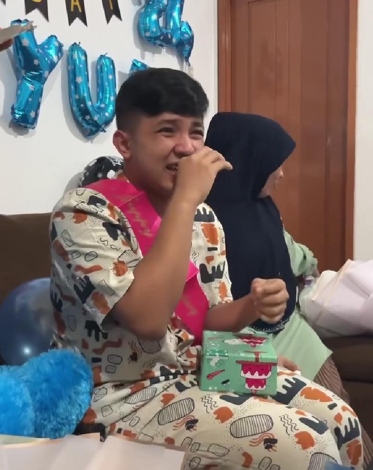 Potret Jirayut Dapat Kejutan Ulang Tahun dari Keluarga, Menangis Haru Baca Kartu Ucapan dan Dapat Kado