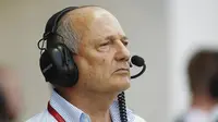 Bos McLaren, Bos Dennis, dikabarkan bakal meninggalkan jabatannya pada akhir musim ini. (Autosport)