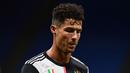 Penyerang Juventus, Cristiano Ronaldo, tampak kecewa usai timnya kalah saat menghadapi AC Milan pada laga lanjutan Serie A di San Siro, Rabu (8/7/2020) dini hari WIB. Juventus kalah 2-4 atas AC Milan. (AFP/Miguel Medina)
