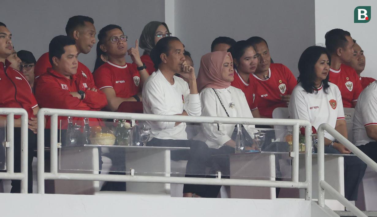 <p>Presiden RI, Joko Widodo (tengah) didampingi Ketum PSSI, Erick Thohir dan Menpora Dito Ariotedjo menyaksikan laga Timnas Indonesia menghadapi Filipina pada laga terakhir Grup F putaran kedua kualifikasi Piala Dunia 2026 Zona Asia di Stadion Utama Gelora Bung Karno (SUGBK) Senayan, Jakarta, Selasa (11/6/2024). (Bola.com/M Iqbal Ichsan)</p>