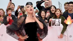 Lady Gaga berpose di karpet merah saat tiba menghadiri pemutaran film "A Star is Born" selama Toronto International Film Festival 2018 di Toronto (9/9). Lady gaga tampil menggenakan gaun berwarna hitam. (AP Photo/Nathan Denette)