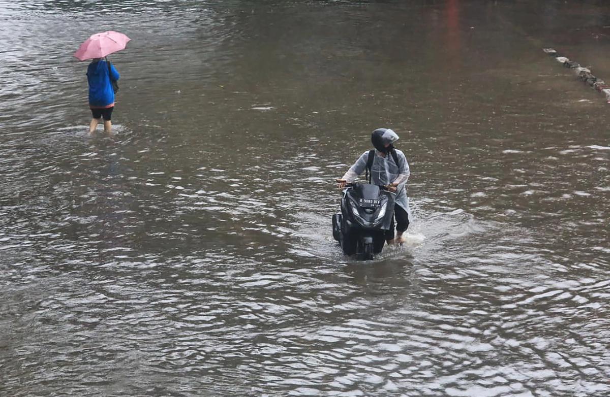 FOTO: Jembatan Tiga Terendam Banjir,  Aktivitas Warga Terganggu