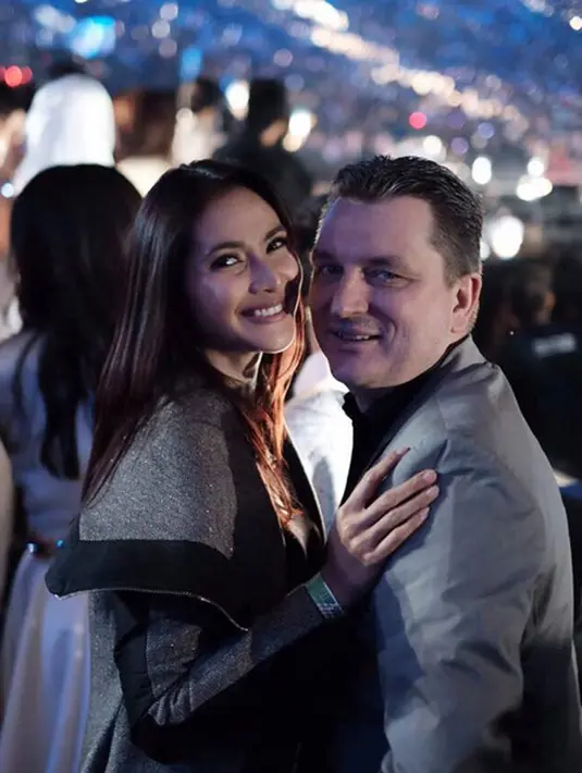 Dalam film Surat Kecil Untuk Tuhan garapan sutradara Fajar Bustomi, ia berperan sebagai ibu Soraya.  Perempuan yang memiliki seorang suami bule. Sama dengan kehidupan nyata Maudy dengan Frederik Johannes Meijer. (Instagram/maudykoesnaedi)