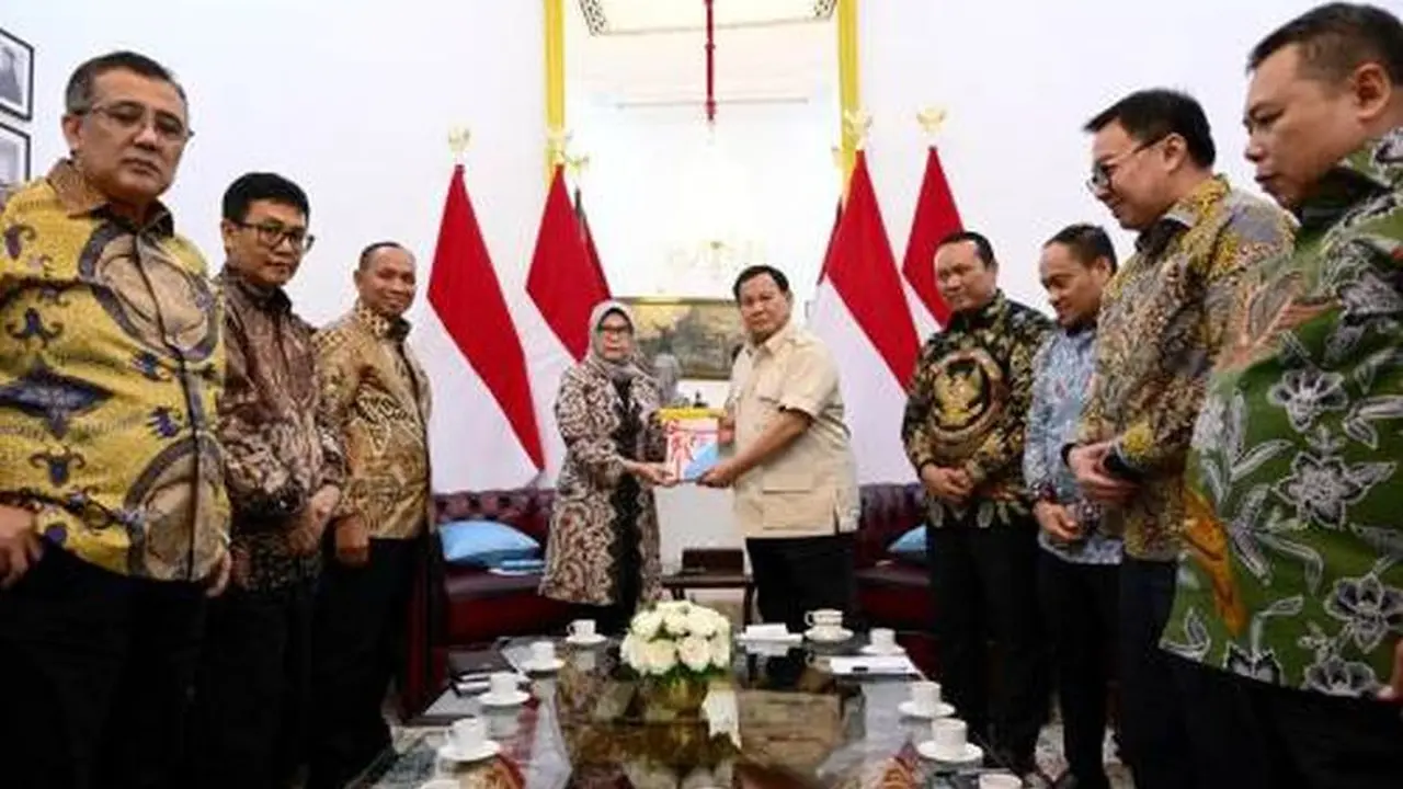 Presiden Prabowo Subianto menerima Ikhtisar Hasil Pemeriksaan Semester (IHPS) I Tahun 2024 dari Ketua Badan Pemeriksa Keuangan (BPK) RI, Isma Yatun, di Istana Merdeka, Jakarta, Kamis (02/01/2025). (Dok BPK)