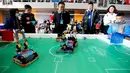 Para kontestan berpartisipasi dalam pertandingan sepak bola robot selama kompetisi robotik untuk siswa SMP dan SD di Distrik Jimo, Qingdao, Provinsi Shandong, China pada 29 November 2020. Kompetisi robotik itu mempertandingkan 20 kategori dan diikuti 300 lebih kontestan siswa (Xinhua/Liang Xiaopeng)