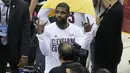 Gaya guard Cleveland Cavaliers, Kyrie Irving usai timnya mengalahkan Warriors pada gim keempat Final NBA 2017 di Quicken Loans Arena, Cleveland, (9/6/2017).  (AP/Ron Schwane)