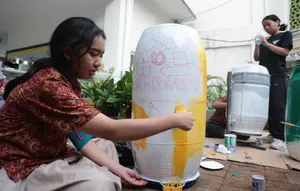 Siswa Labschool Sulap Sampah Jadi Alat Musik dan Dekorasi Panggung