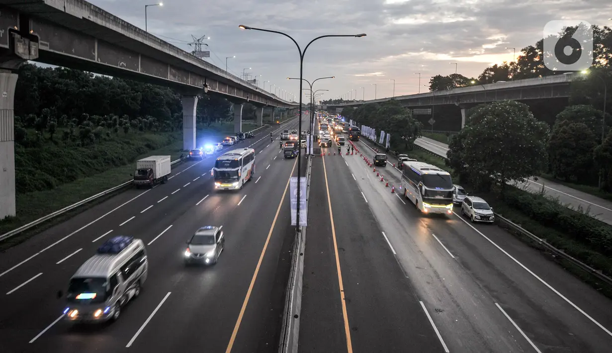 <p>Kondisi lalu lintas kendaraan pemudik saat pemberlakuan sistem one way di ruas Tol Jakarta-Cikampek KM 47, Karawang, Jawa Barat, Kamis (28/4/2022). Kebijakan one way di ruas Tol Jakarta-Cikampek KM 47 hingga Tol Kalikangkung KM 414 diterapkan mulai hari ini sebagai upaya mengurai kemacetan kendaraan para pemudik. (Liputan6.com/Iqbal S. Nugroho)</p>