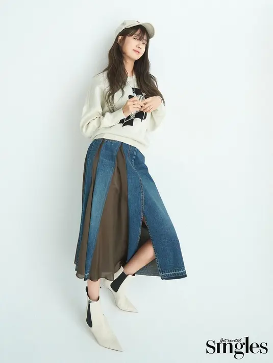 Gaya kasual Lee Yo Won dengan padanan sweater, rok denim dan topi. [Foto: IG/yowon_official].