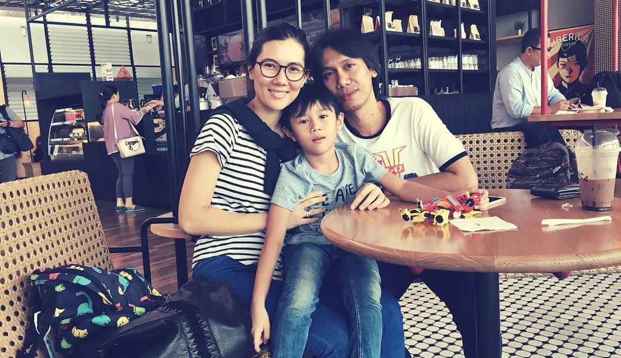 Sebelum akhirnya keduanya menikah, Sarah bertemu dengan Eross saat masih usia 12 tahun. Dari pertemanan hingga akhirnya berlanjut ke jenjang pernikahan. (Instagram/sarahcandra)