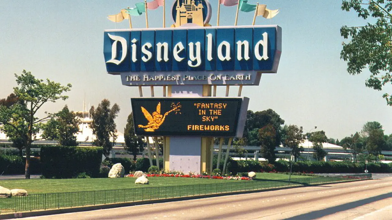 5 Hal yang Akan Terjadi Jika Disneyland Dibangun di Bogor