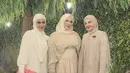 Shireen memadukan dress putih dengan membawa clutch pink. Sementara itu, Zaskia Sungkar membawa tas Dior dipadukan baju bernuansa earth tone. [@tasyiiathasyia]