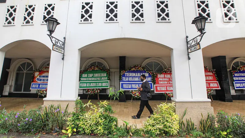 FOTO: Dukung Penyelamatan Polis, Nasabah Kirim Karangan Bunga ke Kantor Jiwasraya