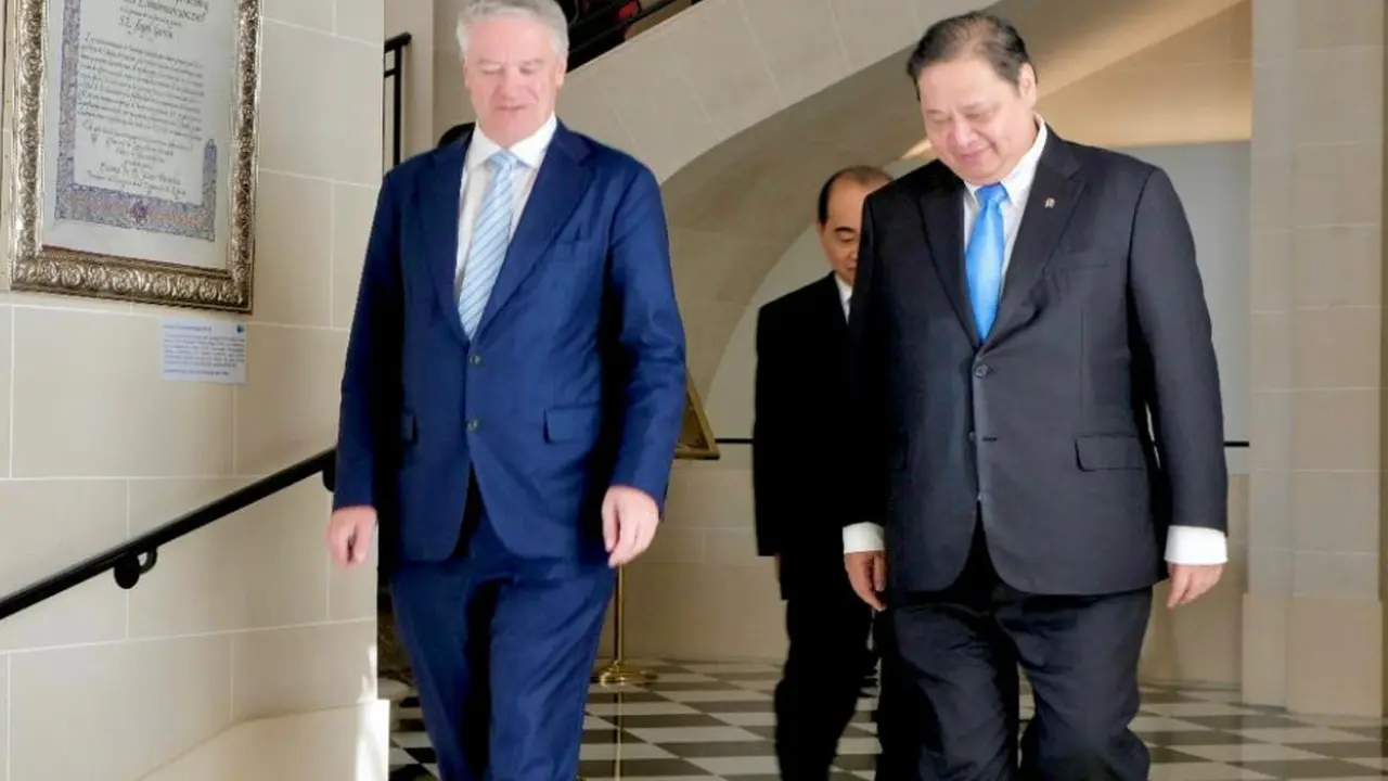 Menko Bidang Perekonomian Airlangga Hartarto bertemu dengan Sekretaris Jenderal OECD Mathias Cormann di Kantor Pusat OECD, Rabu, (5/3/2025). (Foto: ekon.go.id)