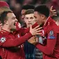 Duo pemain Liverpool, Trent Alexander-Arnold (kanan) dan Xherdan Shaqiri, berselebrasi setelah mengalahkan Barcelona pada leg kedua semifinal Liga Champions, di Stadion Anfield, Rabu (8/5/2019). (AFP/Paul Ellis)