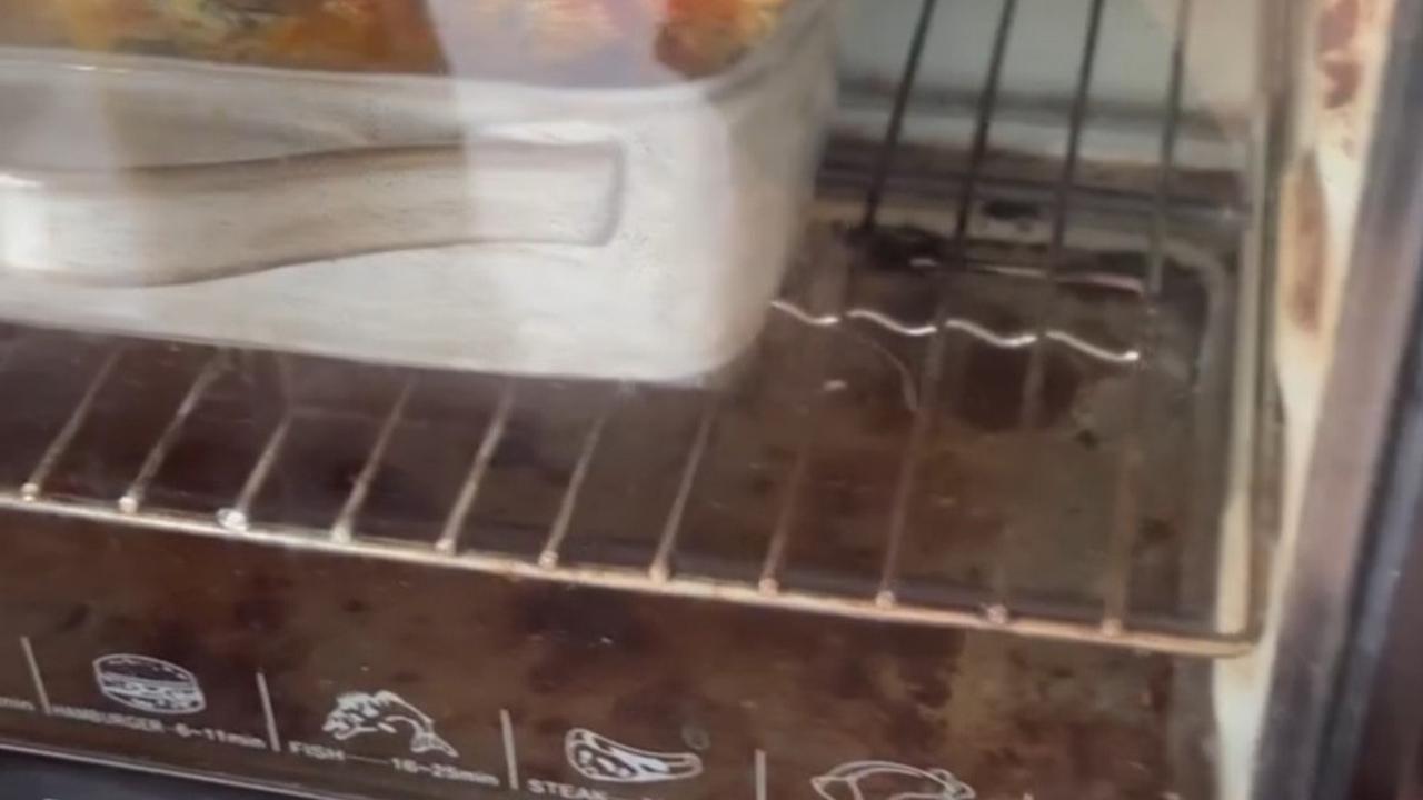 5 Potret Dapur di Rumah Eross Sheila On 7, Perabotan Sederhana Dimanfaatkan Istri yang Jago Masak & Buat Kue