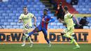 Penyerang Crystal Palace, mengontrol bola melewati bek Arsenal, Calum Chambers pada pekan ke-37 Liga Inggris, Kamis (20/5/2021) dini hari WIB. The Gunners -julukan Arsenal- menang dengan skor 3-1 di markas Crystal Palace. (Frank Augstein, Pool)