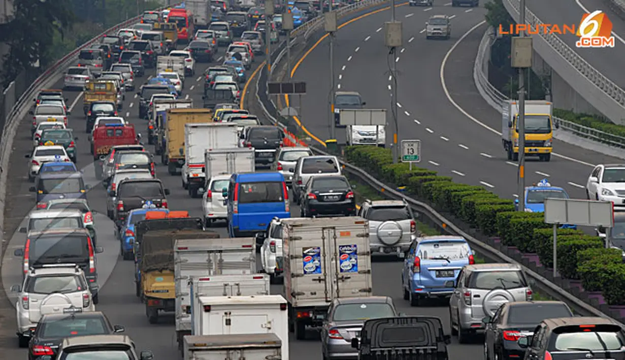 Pemprov DKI menerapkan aturan denda bagi pengendara kendaraan yang melintasi jalur busway. Untuk sepeda motor didenda  Rp 500 ribu, sedangkan kendaraan roda empat atau lebih, denda Rp 1 juta (Liputan6.com/Faisal R Syam)