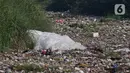 Sampah menumpuk di aliran kali Kampung Bogor, Desa Setiasih, Tarumajaya, Kabupaten Bekasi, Rabu (30/9/2020). Tumpukan sampah yang didominasi oleh sampah plastik dan Styrofoam tersebut membentang sekitar 200 meter di aliran kali Kampung Bogor. (Liputan6.com/Herman Zakharia)