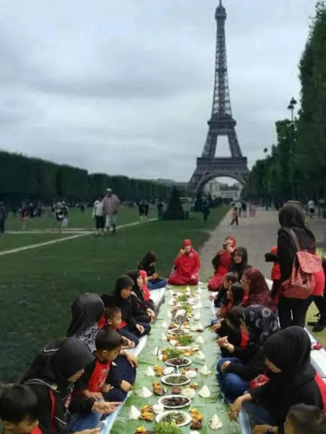 6 Editan Foto Liburan di Menara Eiffel Ini Gagal Total, Kocak