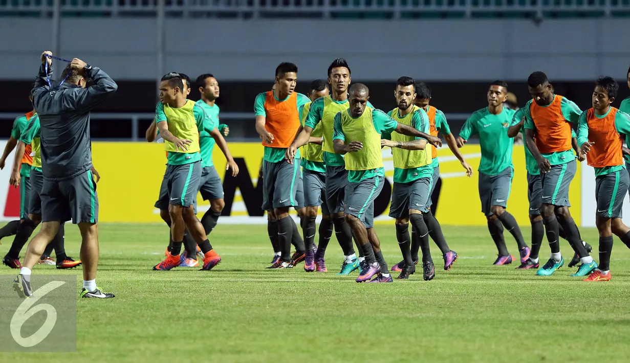 Pemain Timnas Indonesia melakukan pemanasan saat latihan jelang laga pertama semifinal Piala AFF 2016 di Stadion Pakansari, Bogor (2/12). Indonesia akan berlaga melawan Vietnam pada Sabtu (3/12). (Liputan6.com/Helmi Fithriansyah)