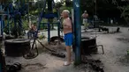 Seorang pria berolahraga menggunakan peralatan yang terbuat dari besi bekas di gym luar ruangan Kachalka, Kiev, Ukraina, Rabu (12/7/2023). Gym luar ruangan yang dibuka sejak tahun 1966 ini terletak di Pulau Dolobetskyi, Ibu Kota Ukraina. (AP Photo/Jae C. Hong)