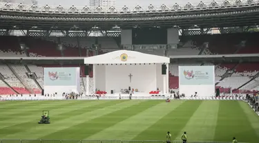 Panggung utama dipasang untuk misa kudus yang akan dipimpin oleh Paus Fransiskus di Stadion Utama Gelora Bung Karno (SUGBK), Jakarta, pada Selasa 3 September 2024. (ADITYA AJI/AFP)