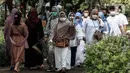 <p>Sejumlah warga saat ziarah kubur di Tempat Pemakaman Umum (TPU) Karet Bivak, Jakarta, Senin (2/5/2022). Menyambut Hari Raya Idul Fitri 1443 H, umat Islam melakukan ziarah kubur mendoakan sanak keluarga dan kerabat yang sudah wafat. (Liputan6.com/Johan Tallo)</p>