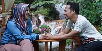 Denny Cagur dan istrinya, Santi Widihastuti, selalu terlihat romantis. Hubungan rumah tangga yang sudah berlangsung cukup lama ini pun tak melunturkan kemesraan di antara mereka berdua. (Instagram/dennycagur)