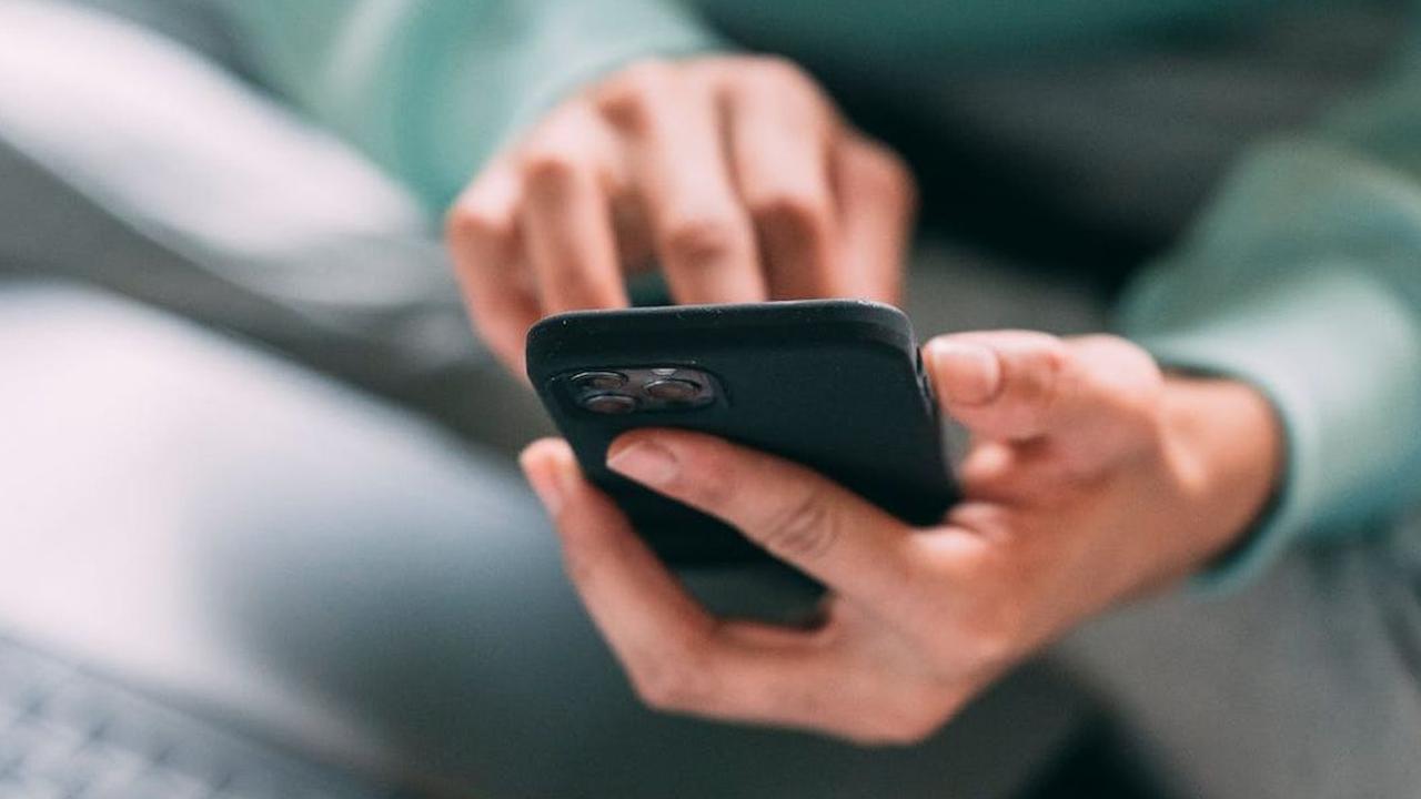 Perhatian Kaum Adam, Pakai Ponsel Berlebihan Bisa Turunkan Kualitas Sel Sperma
